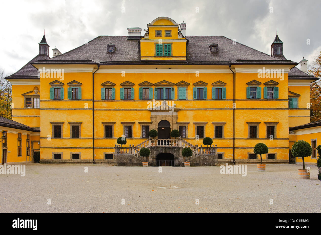 Vorderansicht des Schlosses Hellbrunn vom Hof Salzburg Österreich Stockfoto