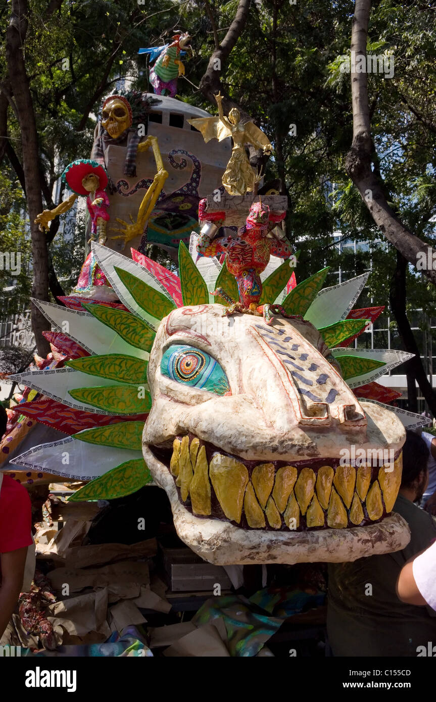 Monumentale Alebrije inspiriert in der mexikanischen Revolution und dem Unabhängigkeitskrieg mit Prehispanic Elementen (Quetzalcoatl Kopf) Stockfoto