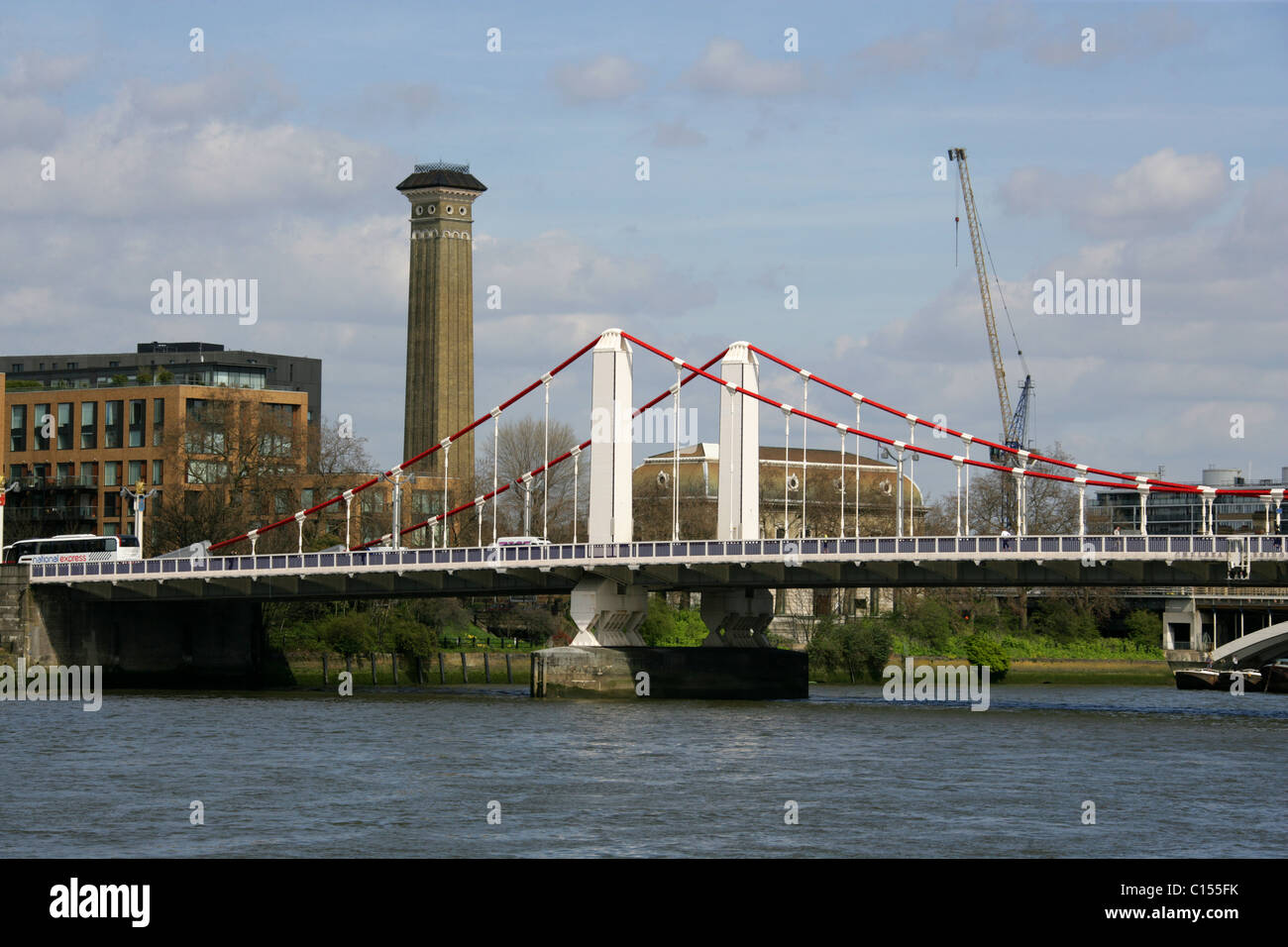 Chelsea Bridge, die Themse und der Turm der viktorianischen Abwasserpumpwerk Grosvenor Road in London. Stockfoto