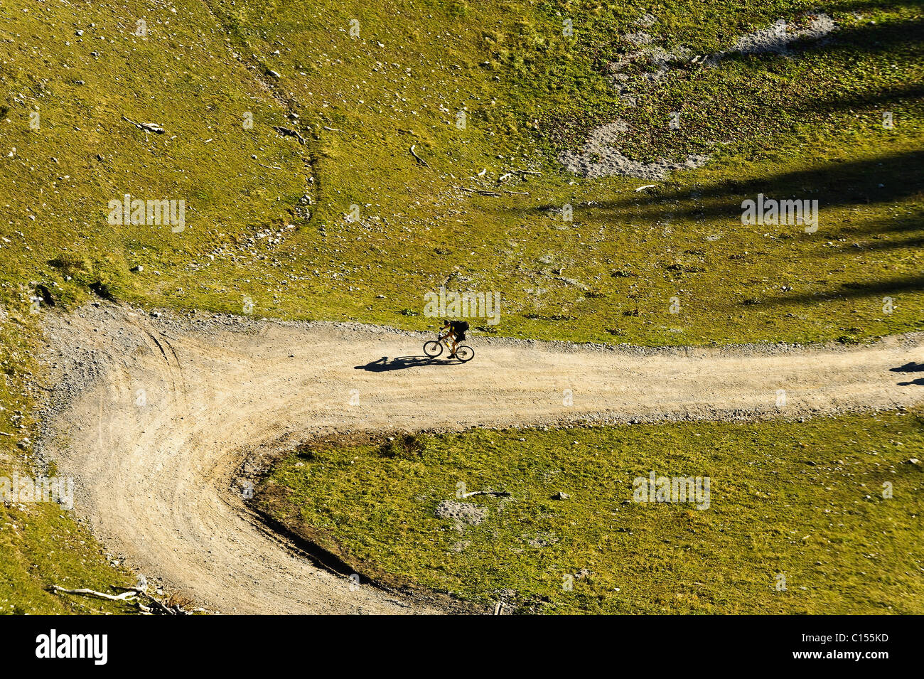 Arial Schuss von einem Mountainbiker klettern die Alpen in Österreich Stockfoto