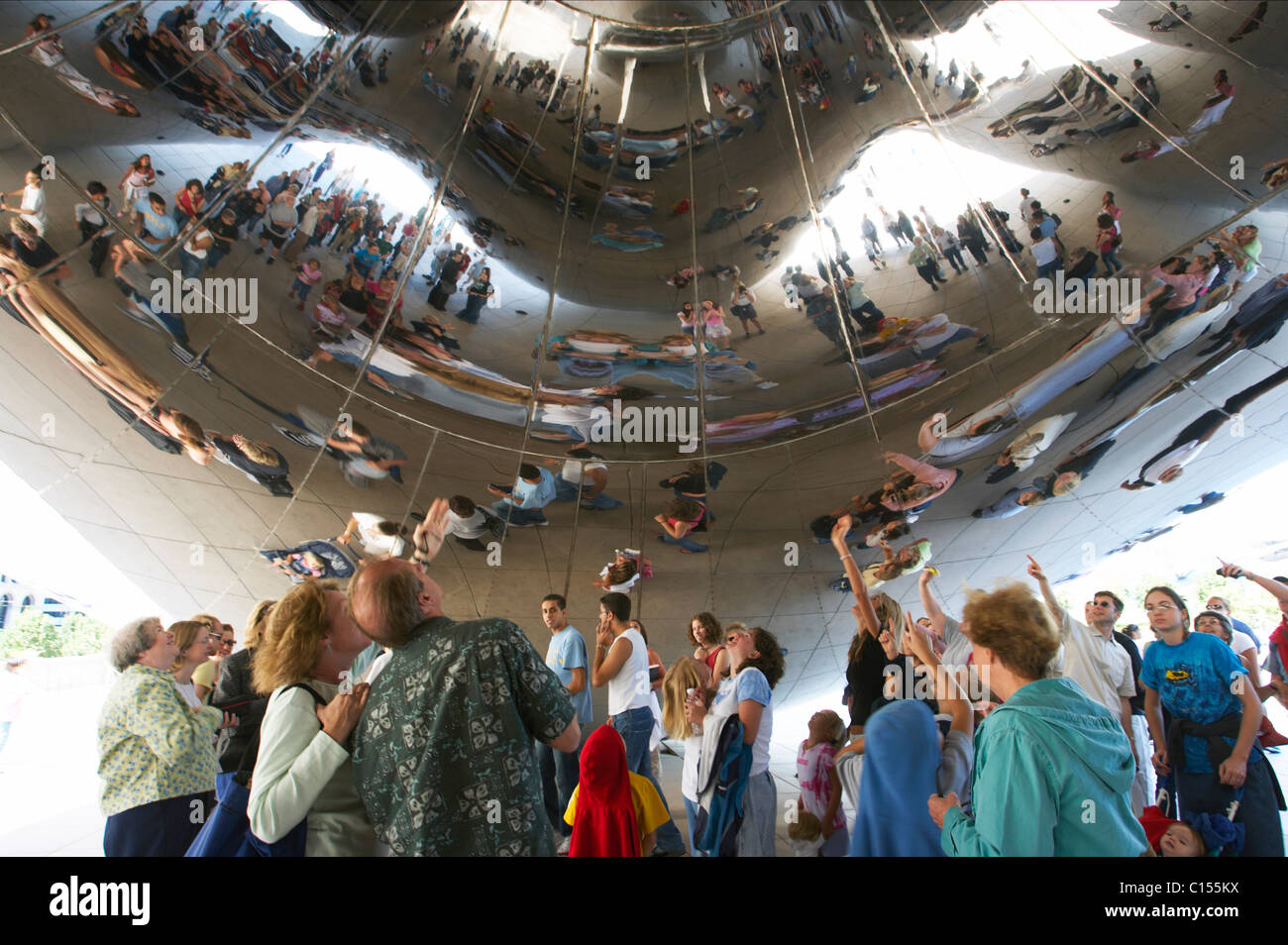 Menschen betrachten ihre Überlegungen in der "Cloud Gate" (The Bean) Skulptur im SBC plaza Stockfoto