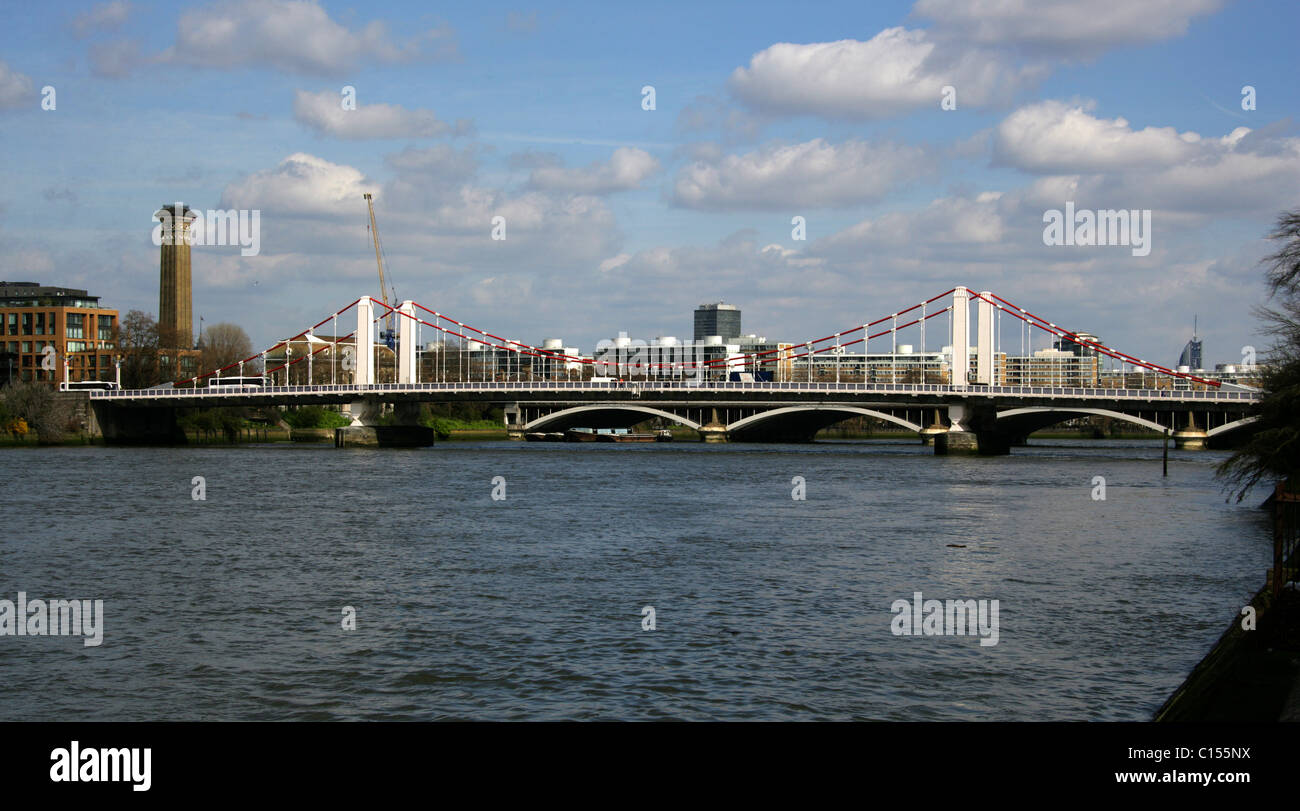 Chelsea Bridge, die Themse und der Turm der viktorianischen Abwasserpumpwerk Grosvenor Road in London. Stockfoto