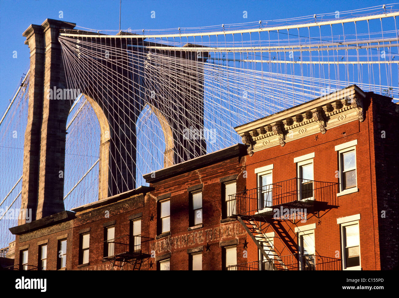 Brooklyn Bridge von Fulton St., Brooklyn, NY gesehen. Stockfoto