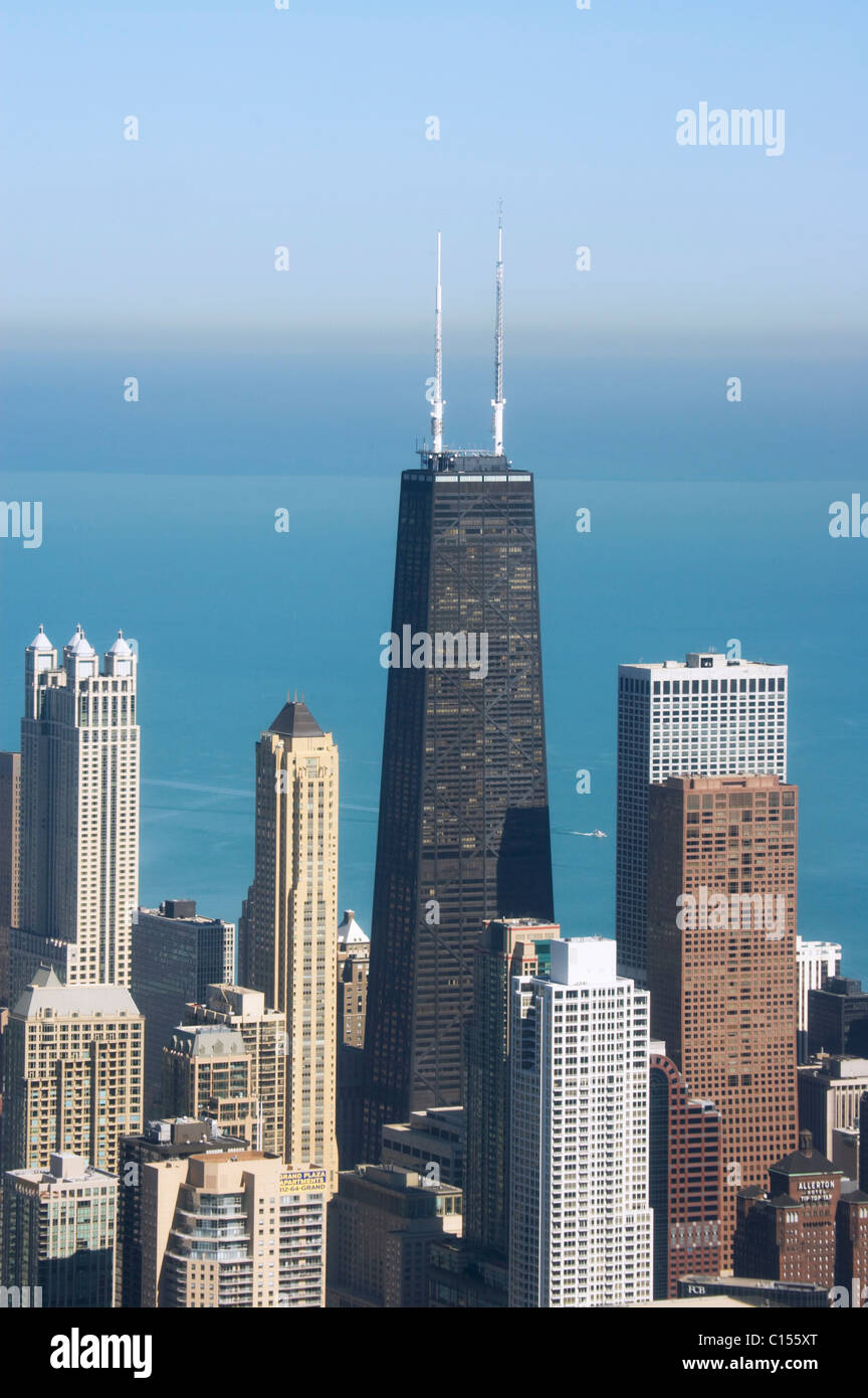 John Hancock Center unter anderen Wolkenkratzer Stockfoto