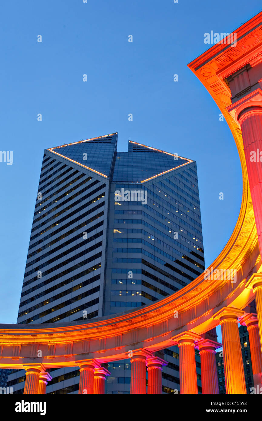 Smurfit-Stone Gebäude hinter Wrigley Square Spalten, niedrigen Winkel Ansicht Stockfoto