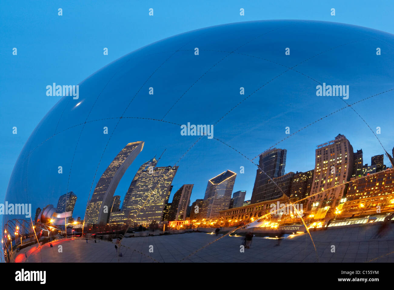Skyline der Stadt reflektiert in der "Cloud Gate" (The Bean) Skulptur in der Abenddämmerung Stockfoto