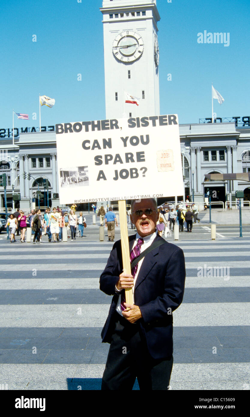 San Francisco, Kalifornien. Arbeitslose Geschäftsmann hält Schild auf der Suche nach Arbeit.   Bob-Kreisel Stockfoto