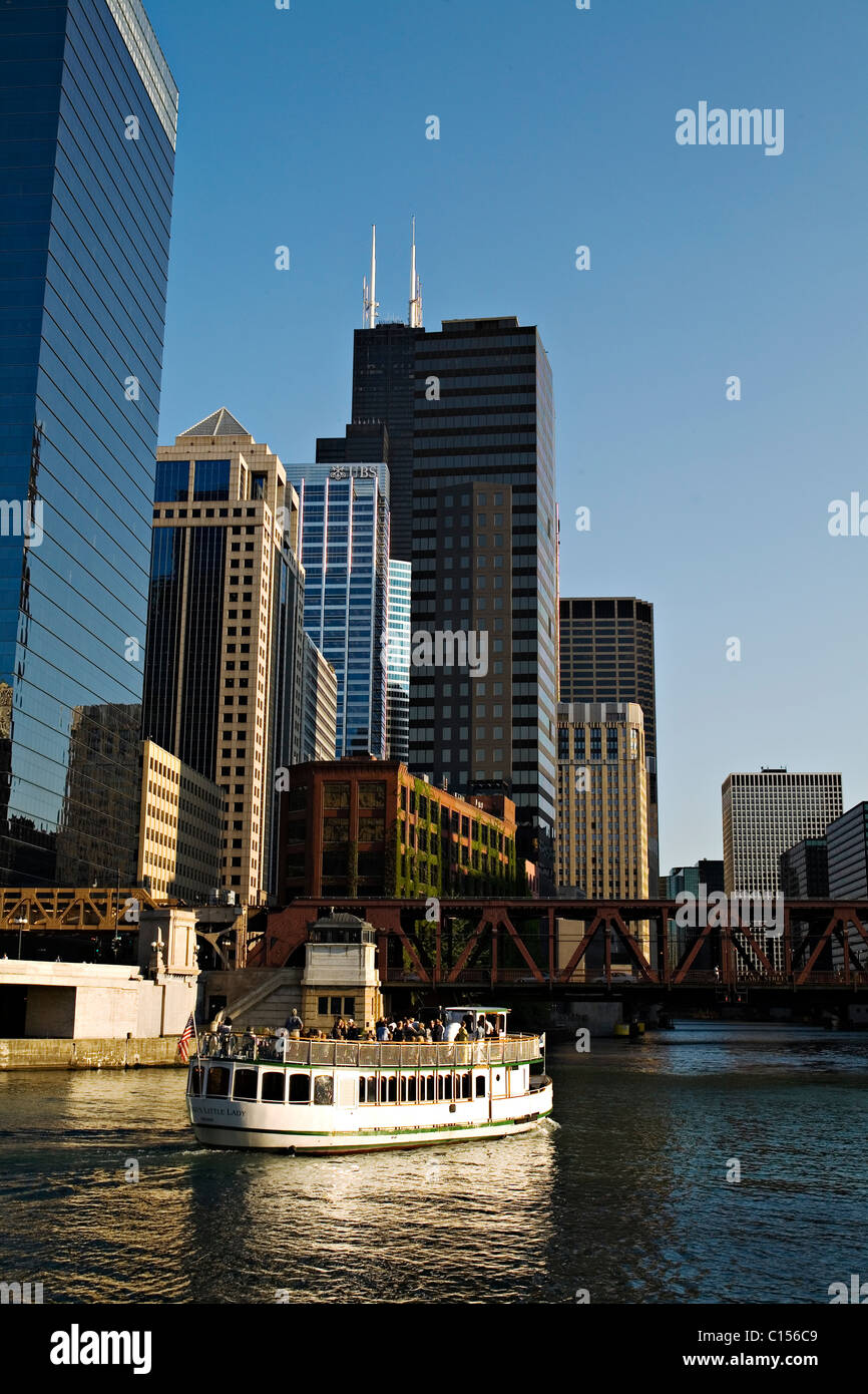 Ausflugsschiff am Chicago River Innenstadt Stockfoto