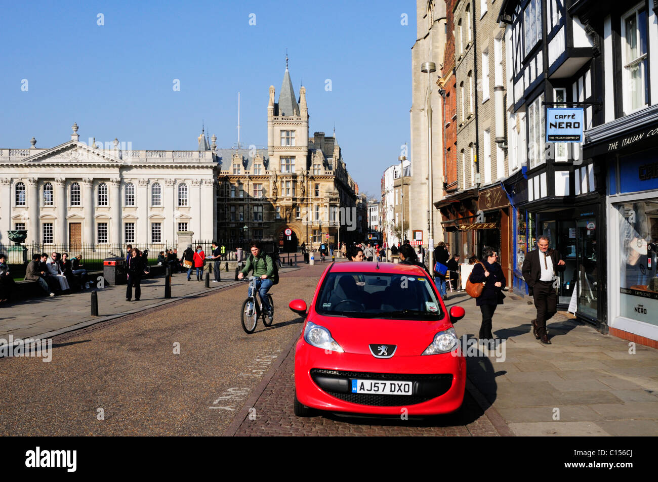 Straßenszene in Kings Parade, mit Blick auf The Senate House und Gonville and Caius College, Cambridge, England, UK Stockfoto