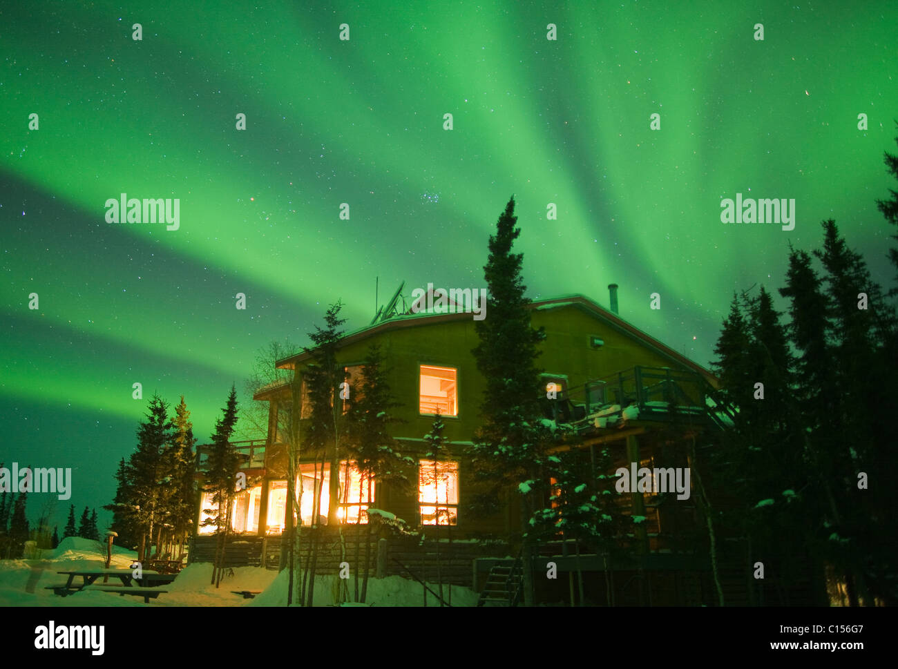 Blachford Lake Lodge und Aurora Borealis oder das Nordlicht, Nordwest-Territorien, Kanada Stockfoto