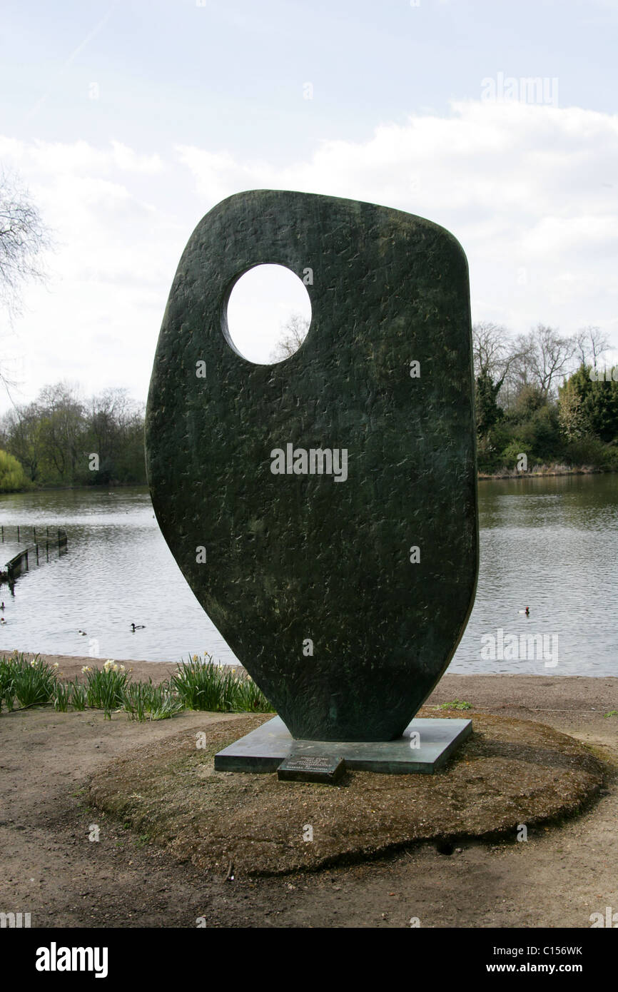 Einzelnes Formular (1961-62), Statue, die Dag Hammarskjöld von Barbara Hepworth, Battersea Park, London, UK Stockfoto