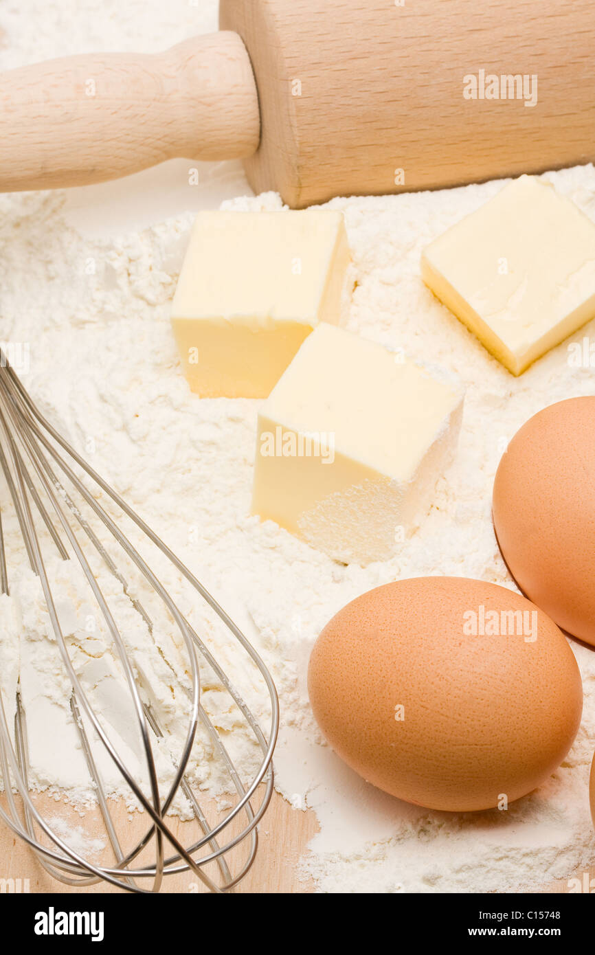 Backen, Zutaten und Utensilien auf Holztisch Stockfoto