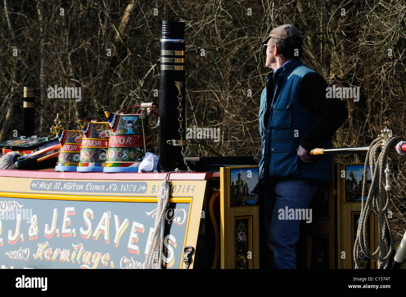 Mann hält ein wachsames Auge auf den Weg in die Zukunft, während seinem Kanalboot in der Nähe von Sutton Cheney in Leicestershire navigieren Stockfoto