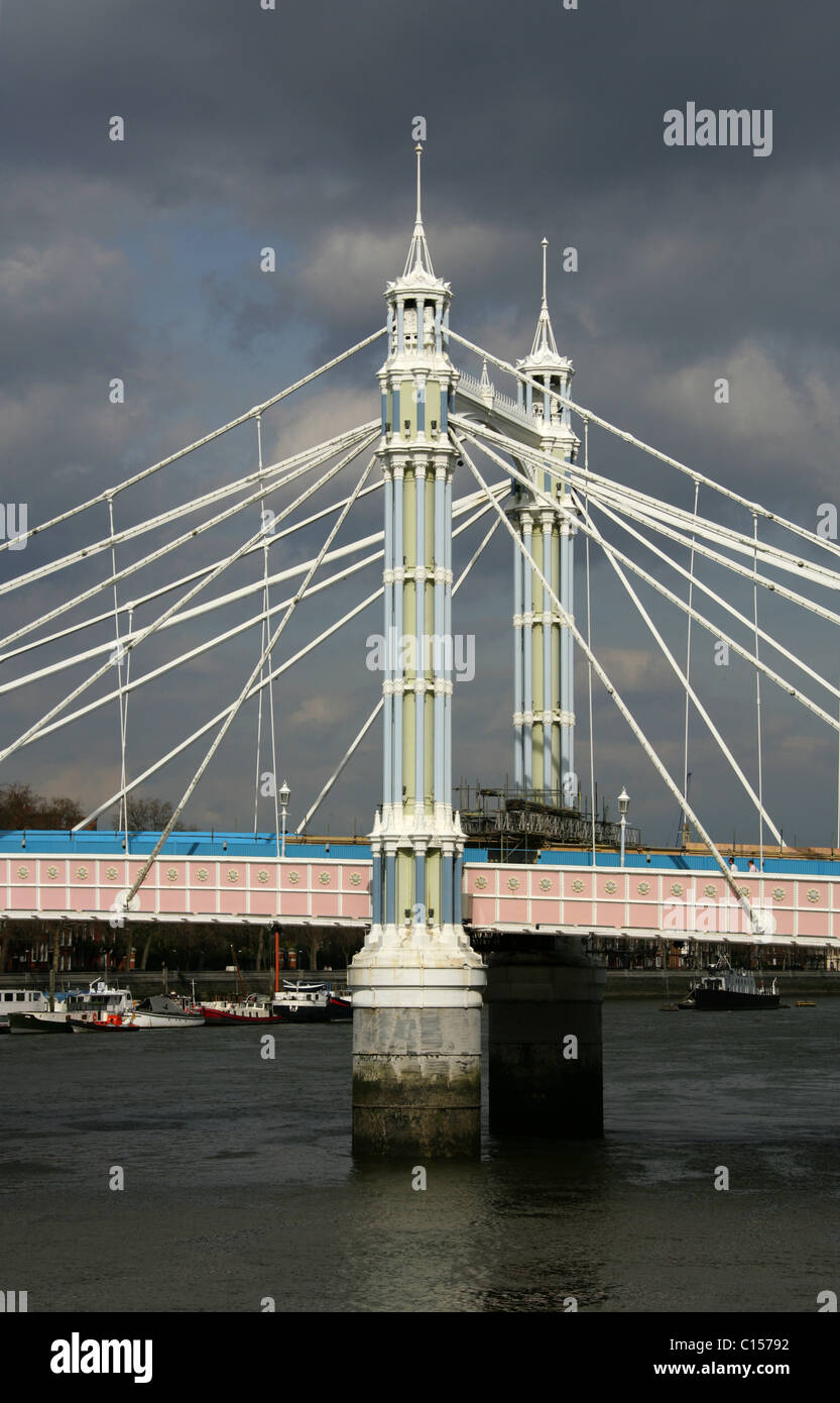 Albert-Brücke, Themse, London, UK.  Blick vom Battersea Embankment. Stockfoto