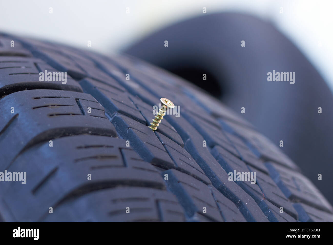 Schrauben Sie Autoreifen - Nahaufnahme von Nagel im Reifen Stockfotografie  - Alamy