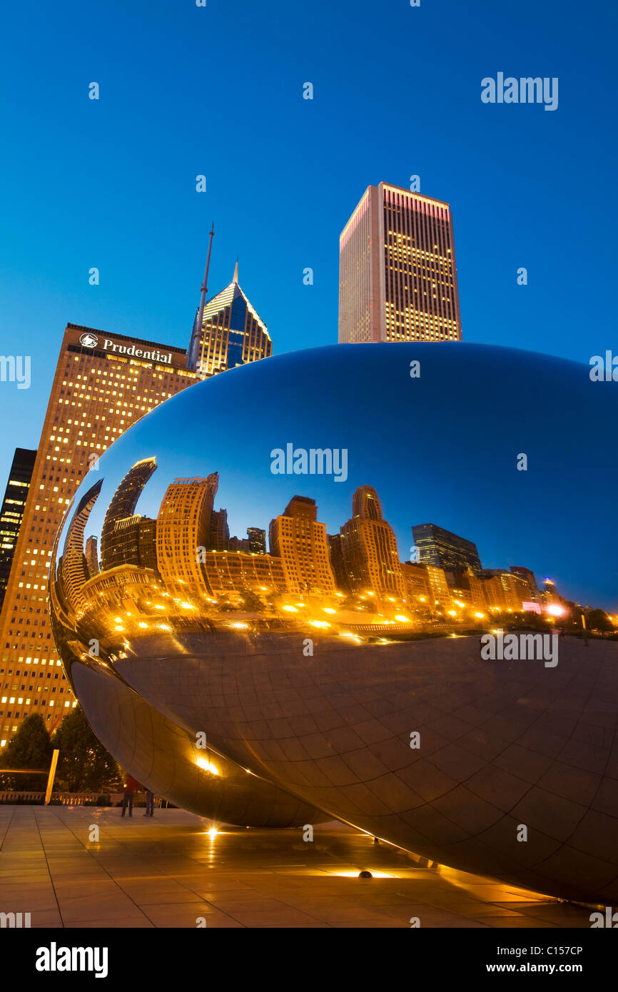 Stadt spiegelt sich in Cloud Gate im Millennium Park, Dämmerung Stockfoto