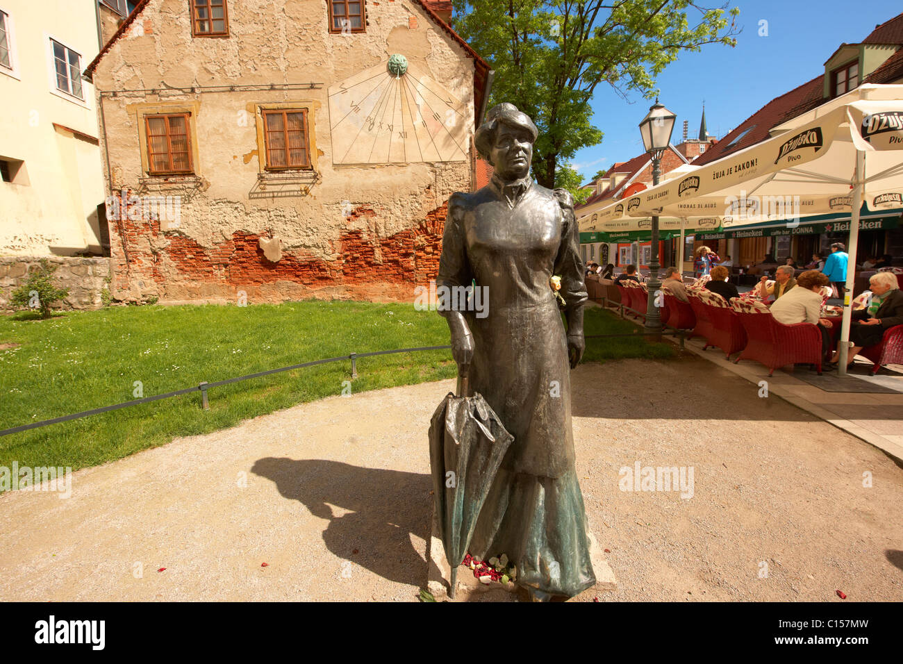 Statue der Schriftsteller Schriftstellerin Marija Jurić Zagorka (1873 – 1957) und Sonnenuhr in Ivana Tkalčića [Tkalča], Zagreb, Hrvatska Stockfoto