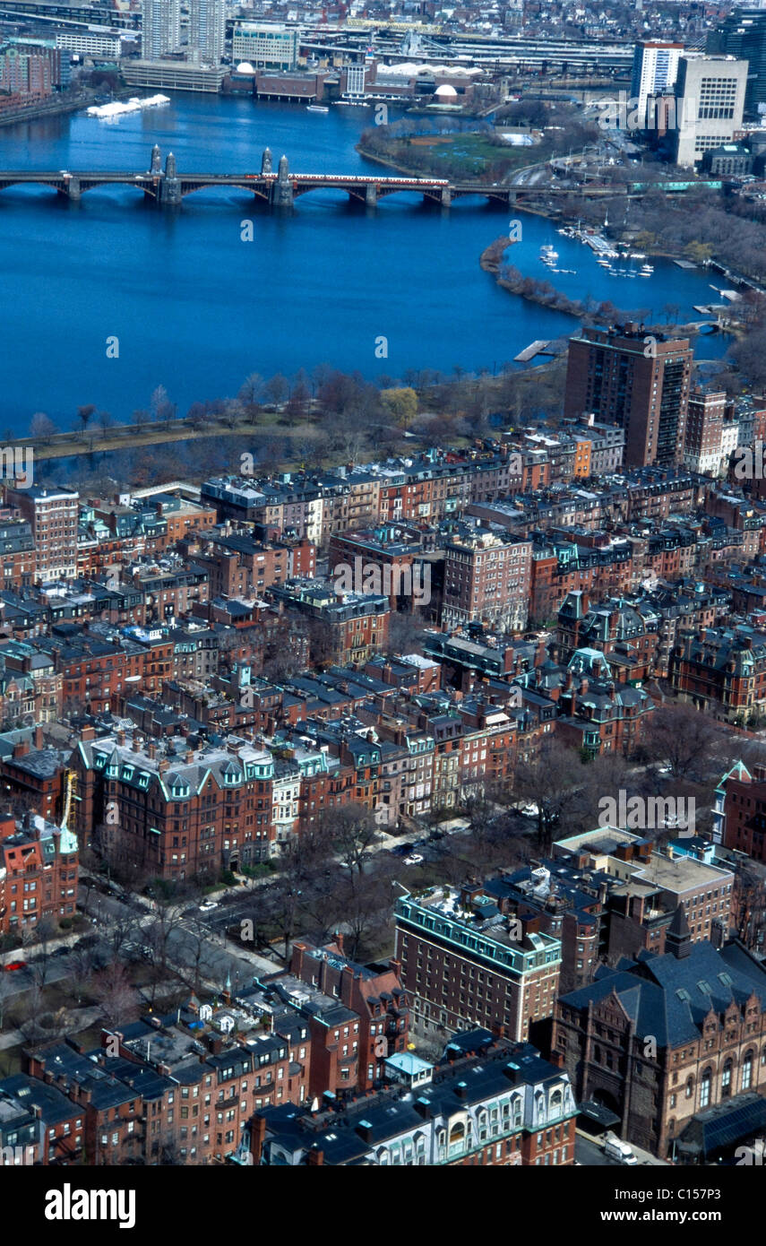 Bucht zurück Sandsteinhäusern und Charles River mit Brücke, von Prudential Center Stockfoto