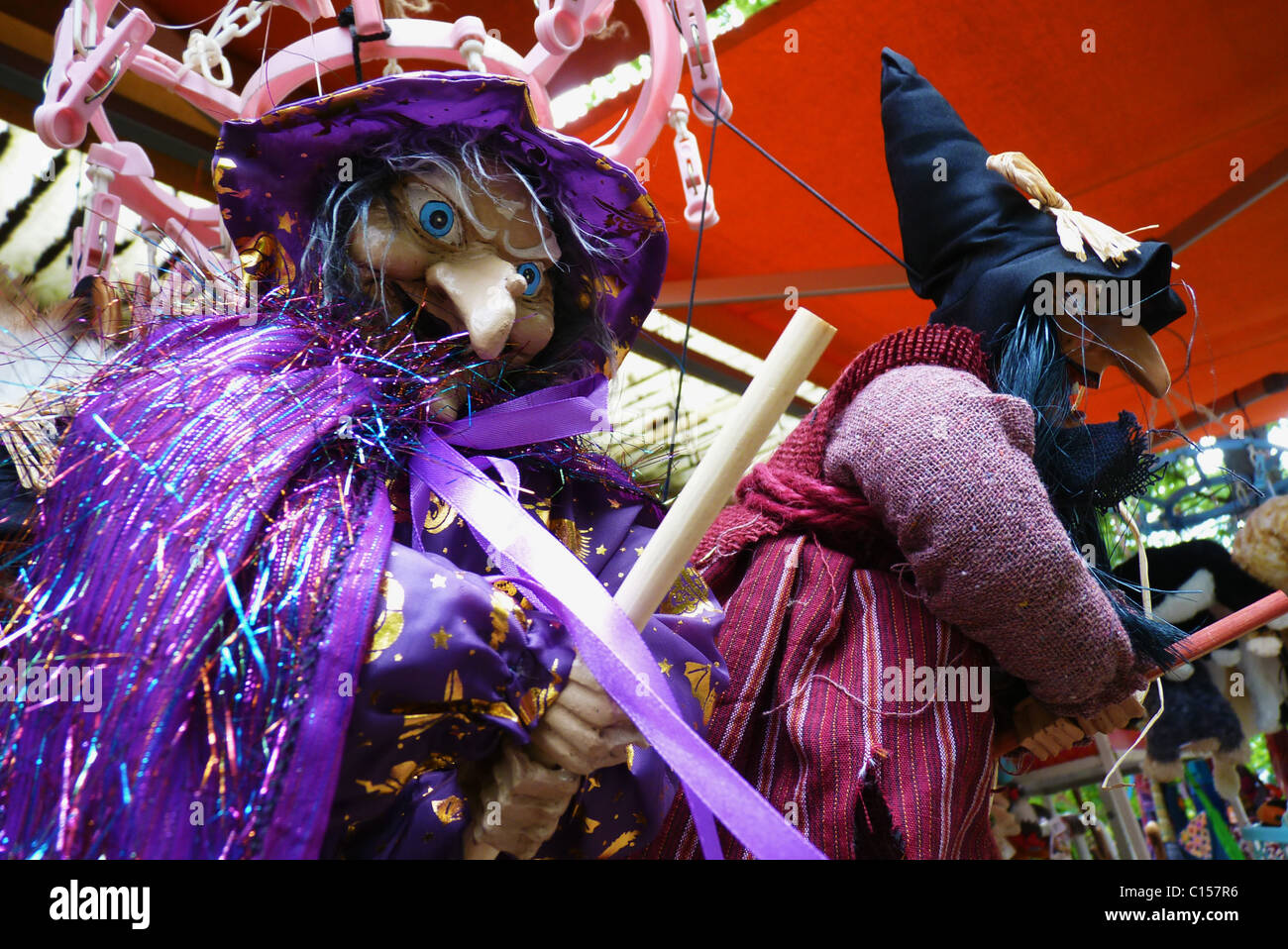 Zwei Hexen Puppen in einem Souvenirladen - Hexentanzplatz, Sachsen-Anhalt, Deutschland Stockfoto