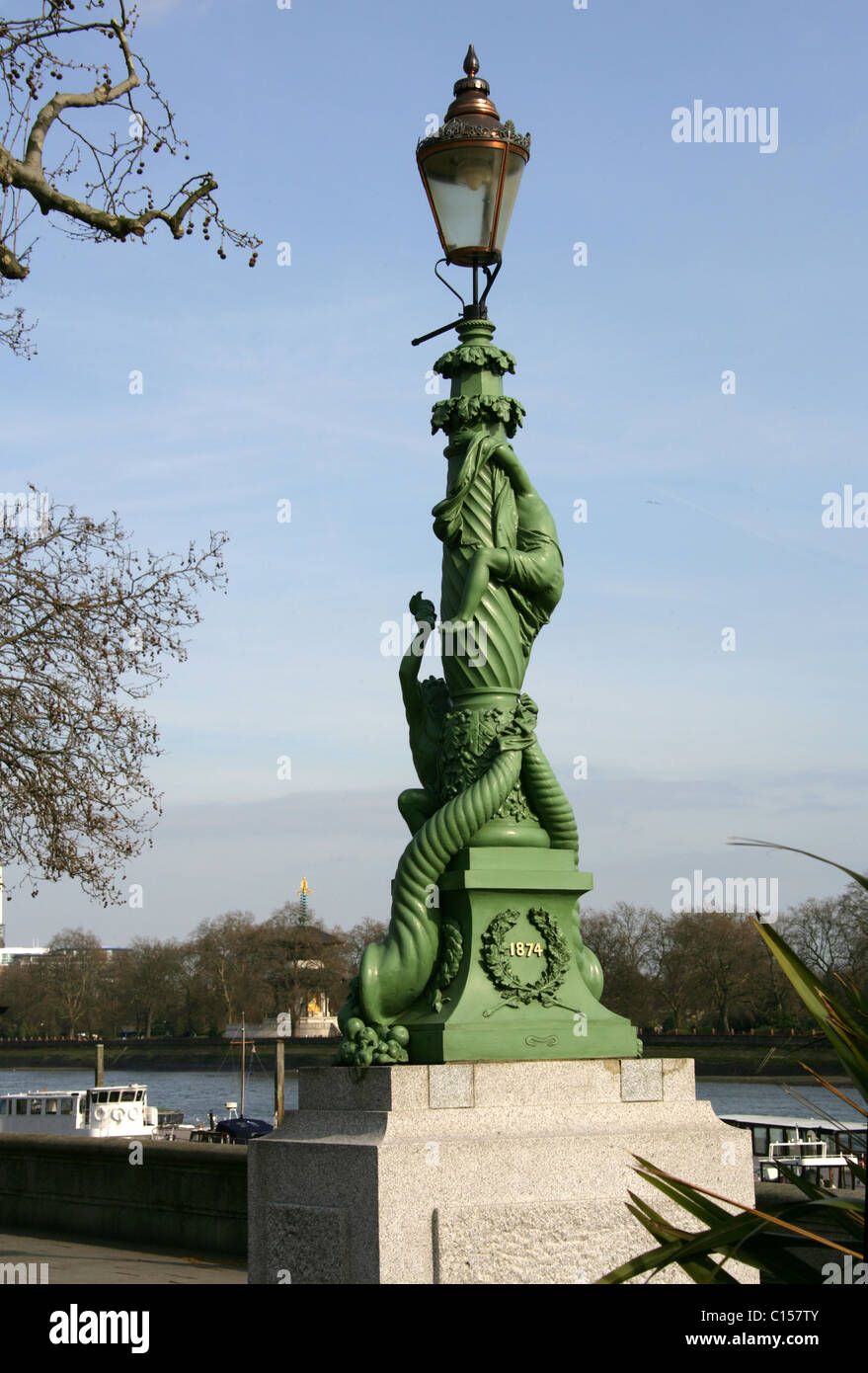 Viktorianischen Lampe Post Skulptur, Chelsea Embankment, Themse, London, UK. Errichtet neben Albert Bridge anlässlich die Eröffnung. Stockfoto
