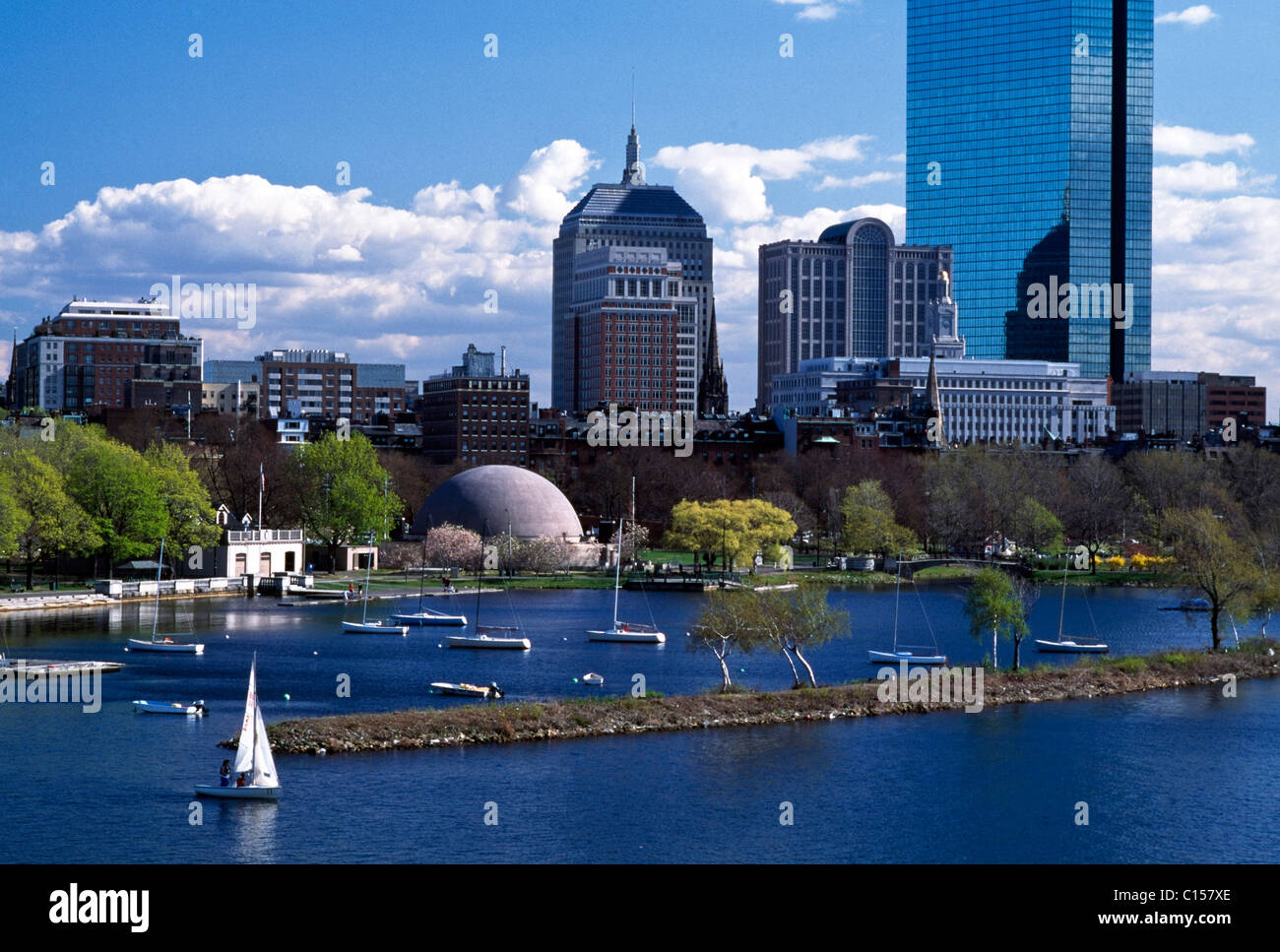 Bürogebäude und Charles River Stockfoto