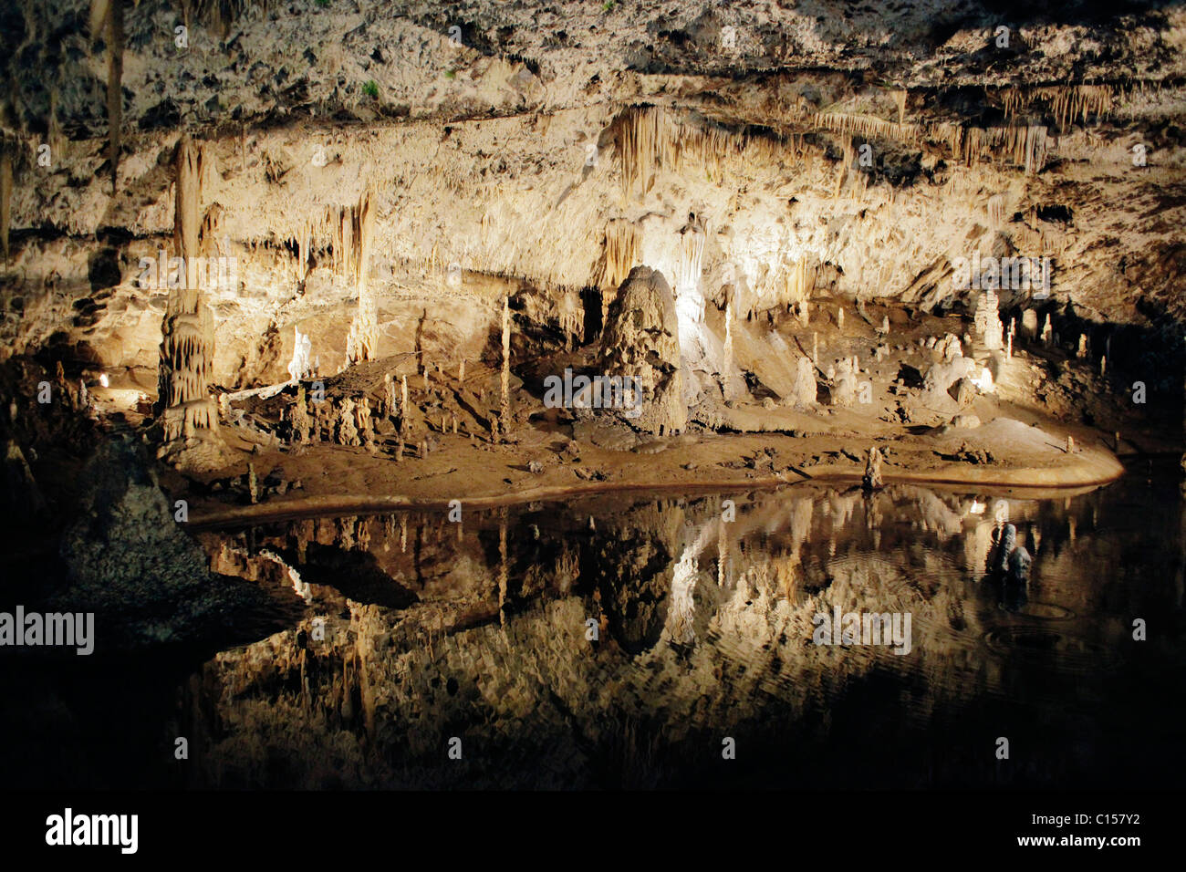 Tropfsteine in einer unterirdischen Höhle Stockfoto