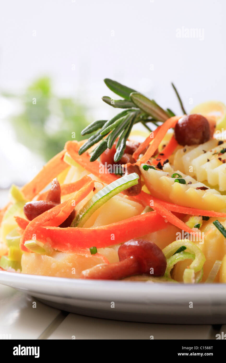 Kartoffelsalat mit Karotte und marinierten Pilzen Stockfoto