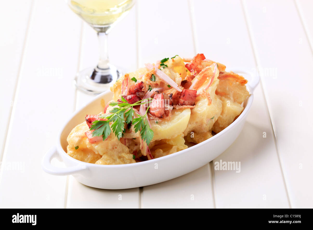 Kartoffelsalat mit Schinken und gebratenem Speck Stockfoto