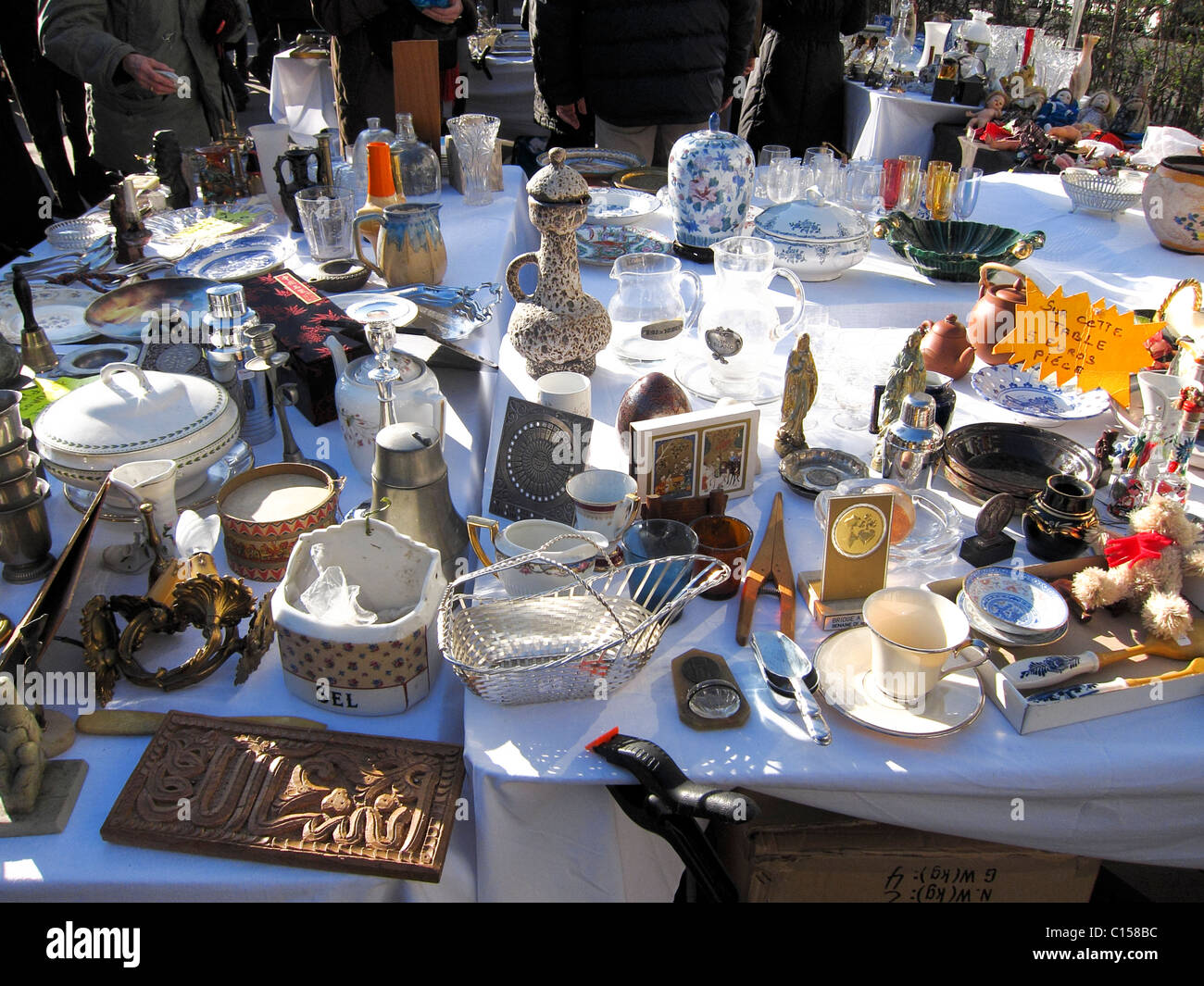 Paris, Frankreich, Einkaufen im französischen Flea-Markt, Brocante Vintage, günstige Knick-Knacks auf dem Tisch Stockfoto