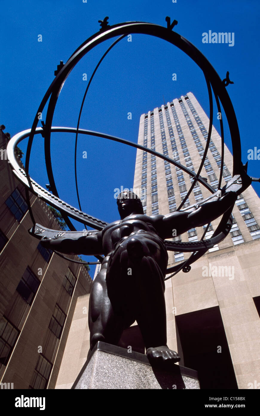 Niedrigen Winkel Blick auf Atlas Statue und Rockefeller Center Stockfoto