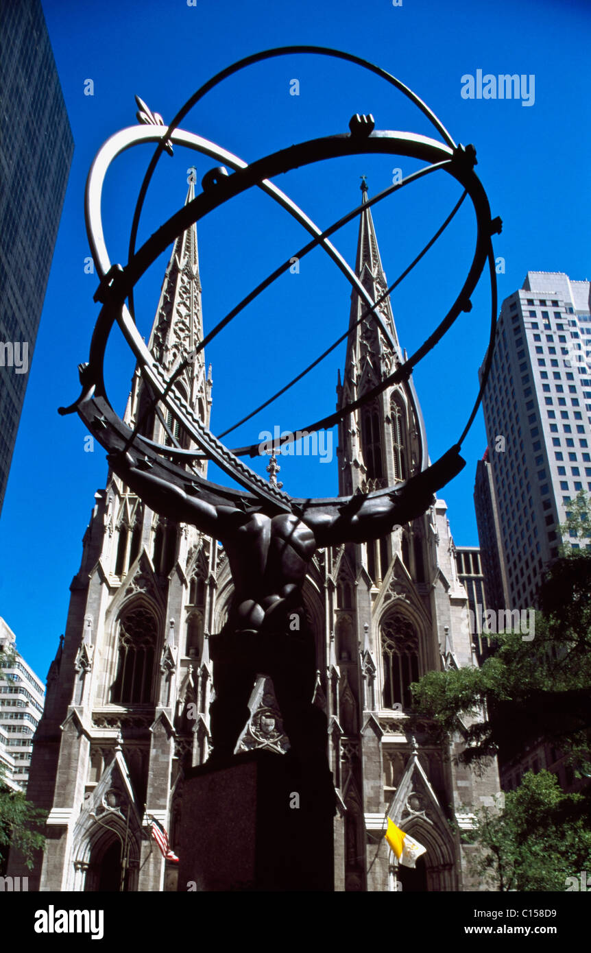Niedrigen Winkel Blick auf Atlas Statue und St. Patricks Kathedrale Stockfoto