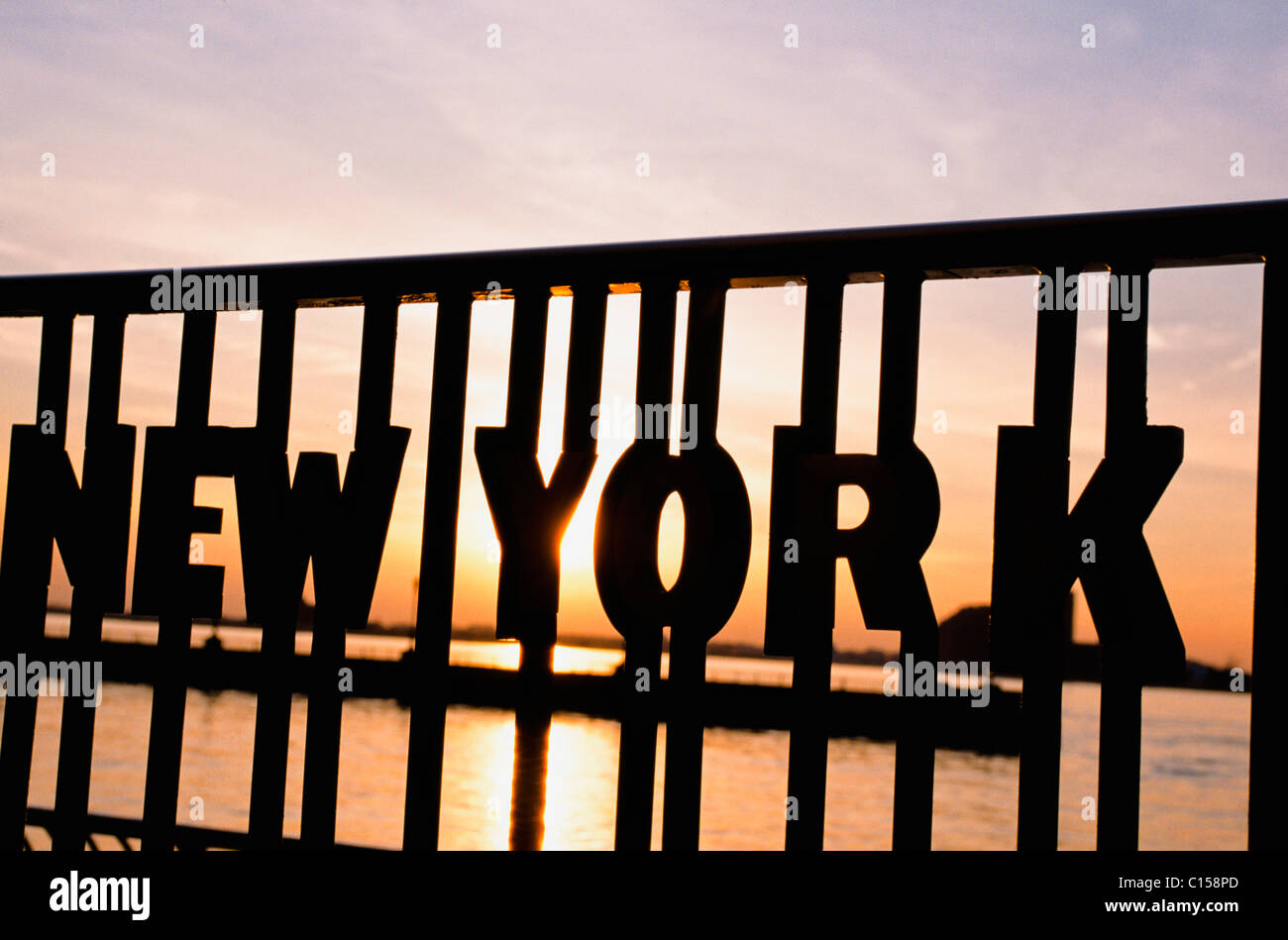 Silhouette des Geländers mit New York text Stockfoto