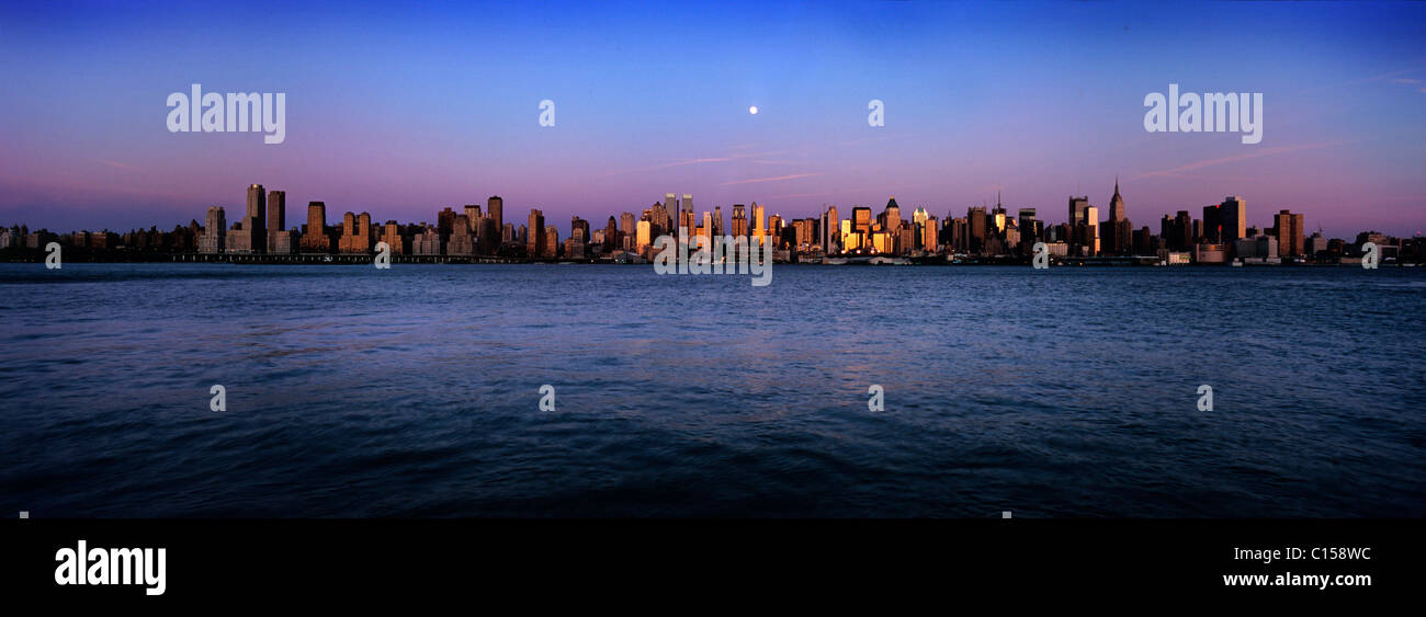 Mond über der Skyline von Midtown Manhattan in der Dämmerung Stockfoto