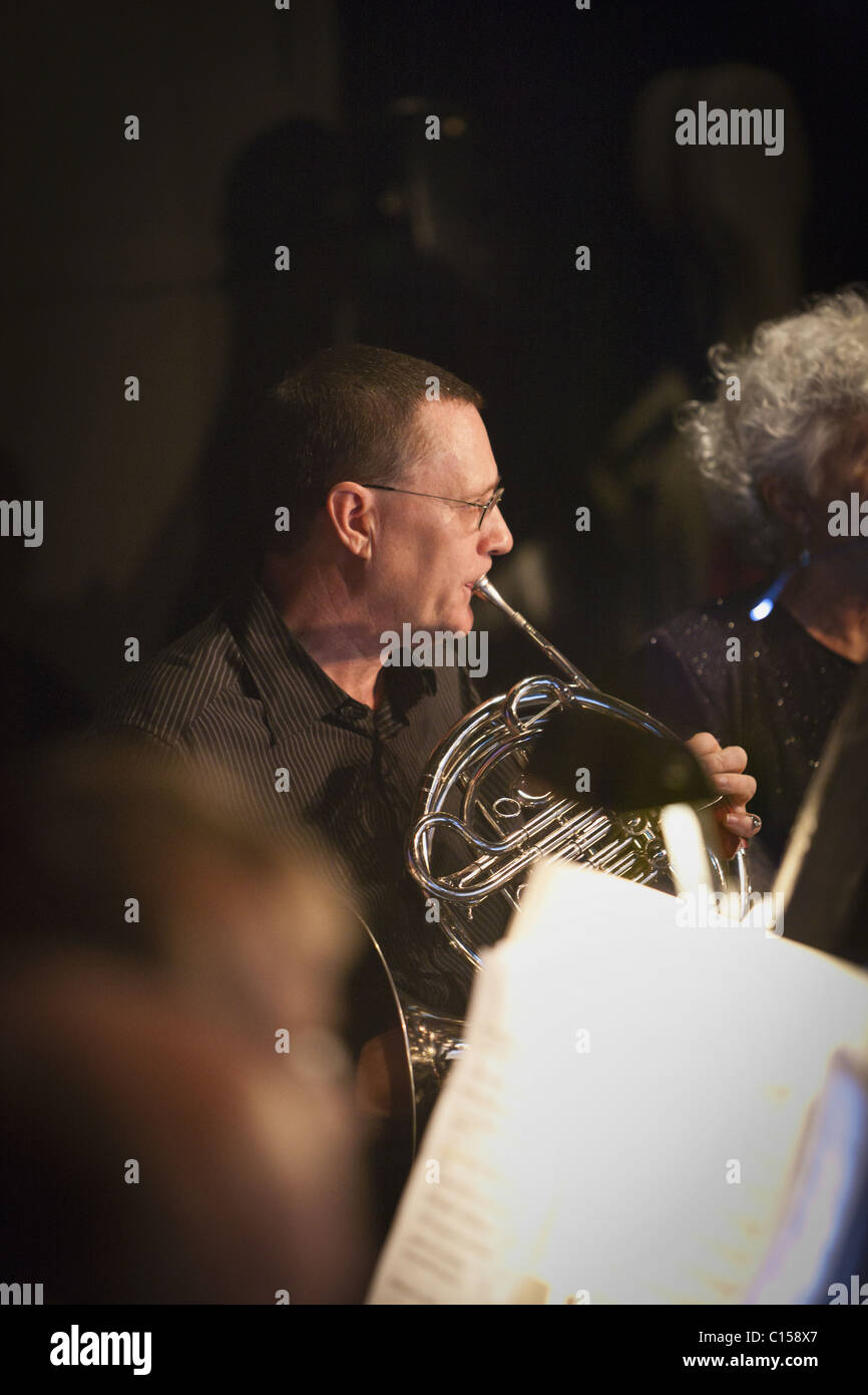 Hornist der Chamber Orchestra von Kona (MR). Stockfoto