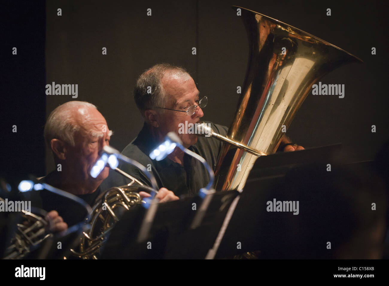 Tuba-Spieler des Chamber Orchestra of Kona (MR) Stockfoto