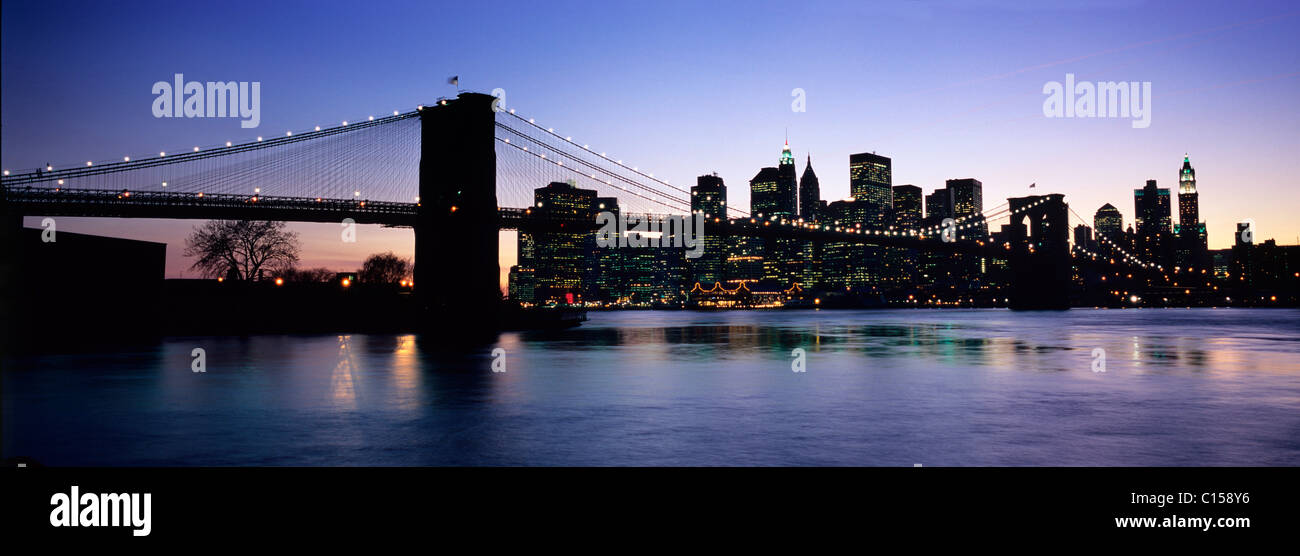 Sonnenuntergang über Lower Manhattan und Brooklyn Bridge Stockfoto