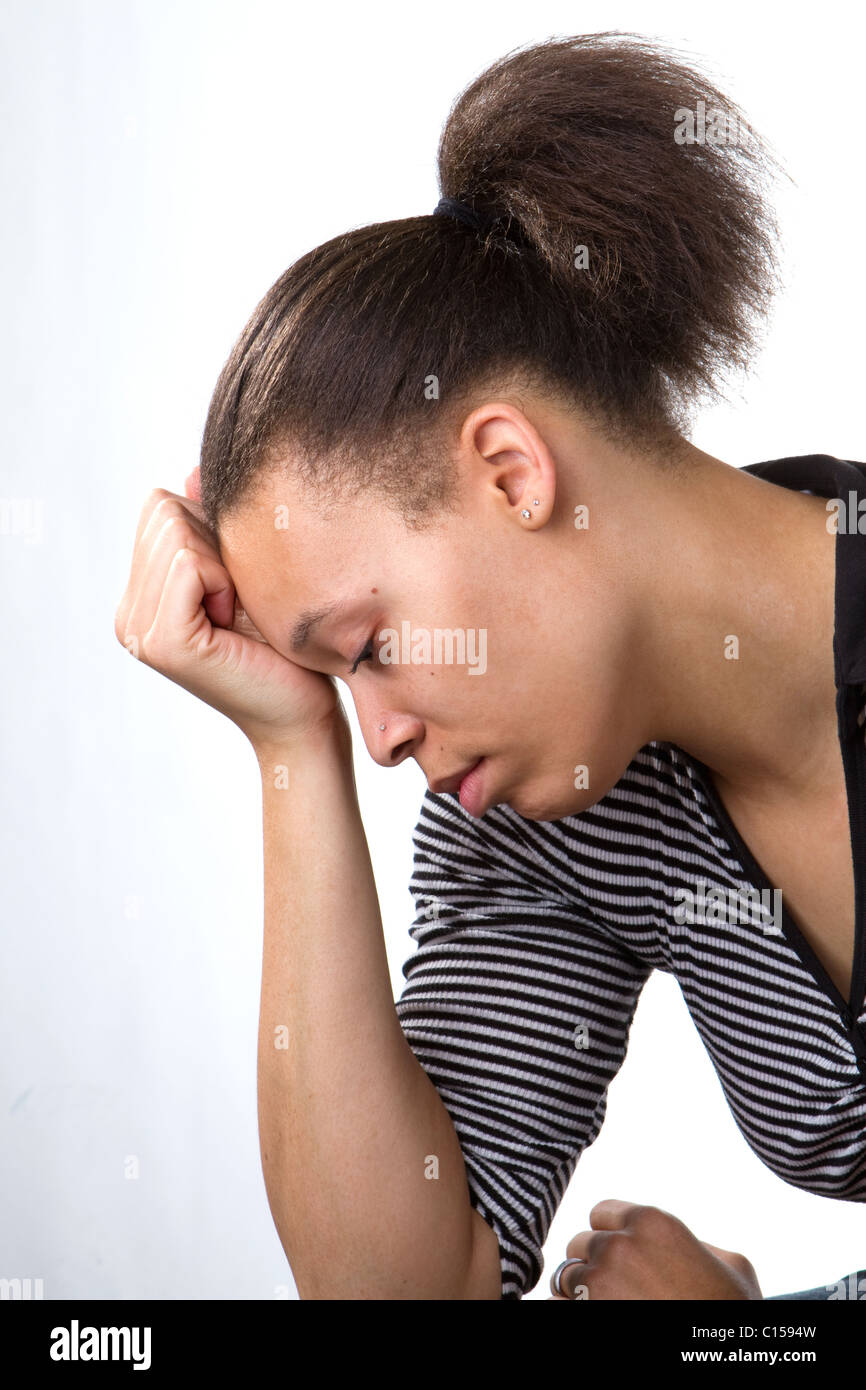 Afroamerikanische Frau ruht ihre Stirn auf ihre Handfläche in einen Zustand der Depression. Stockfoto