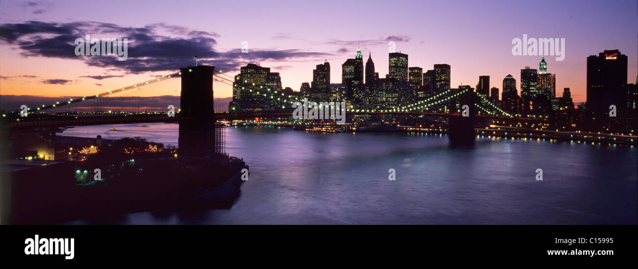 Brooklyn Bridge und Lower Manhattan in der Dämmerung von Manhattan Brücke Stockfoto