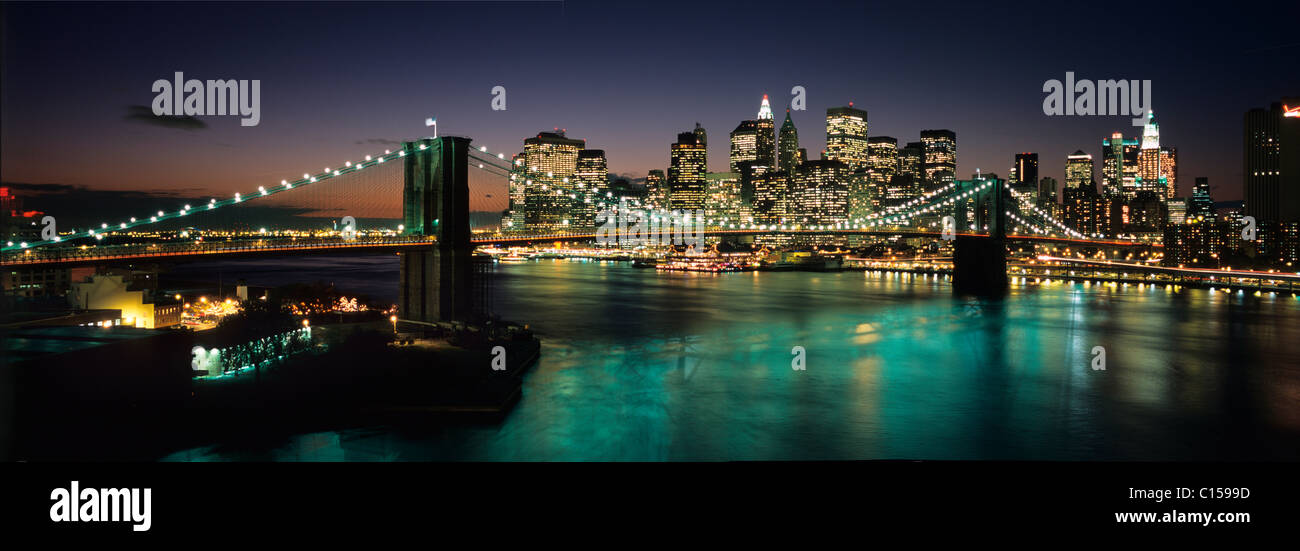 Brooklyn Bridge und Lower Manhattan in der Dämmerung von Manhattan Brücke Stockfoto