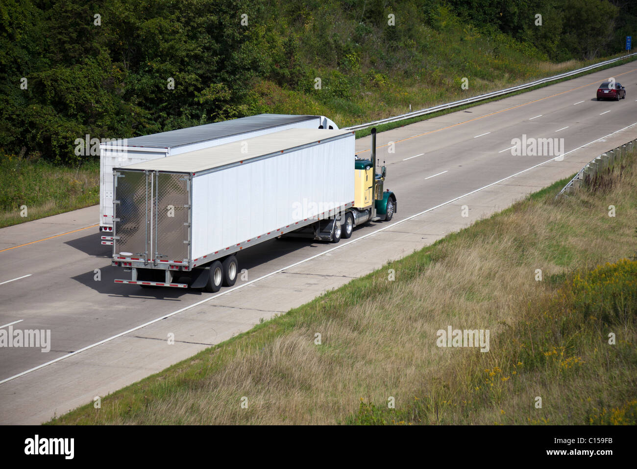 Zwei halb-LKW auf der Autobahn Stockfoto Zwei halb-LKW auf der Autobahn Stockfoto