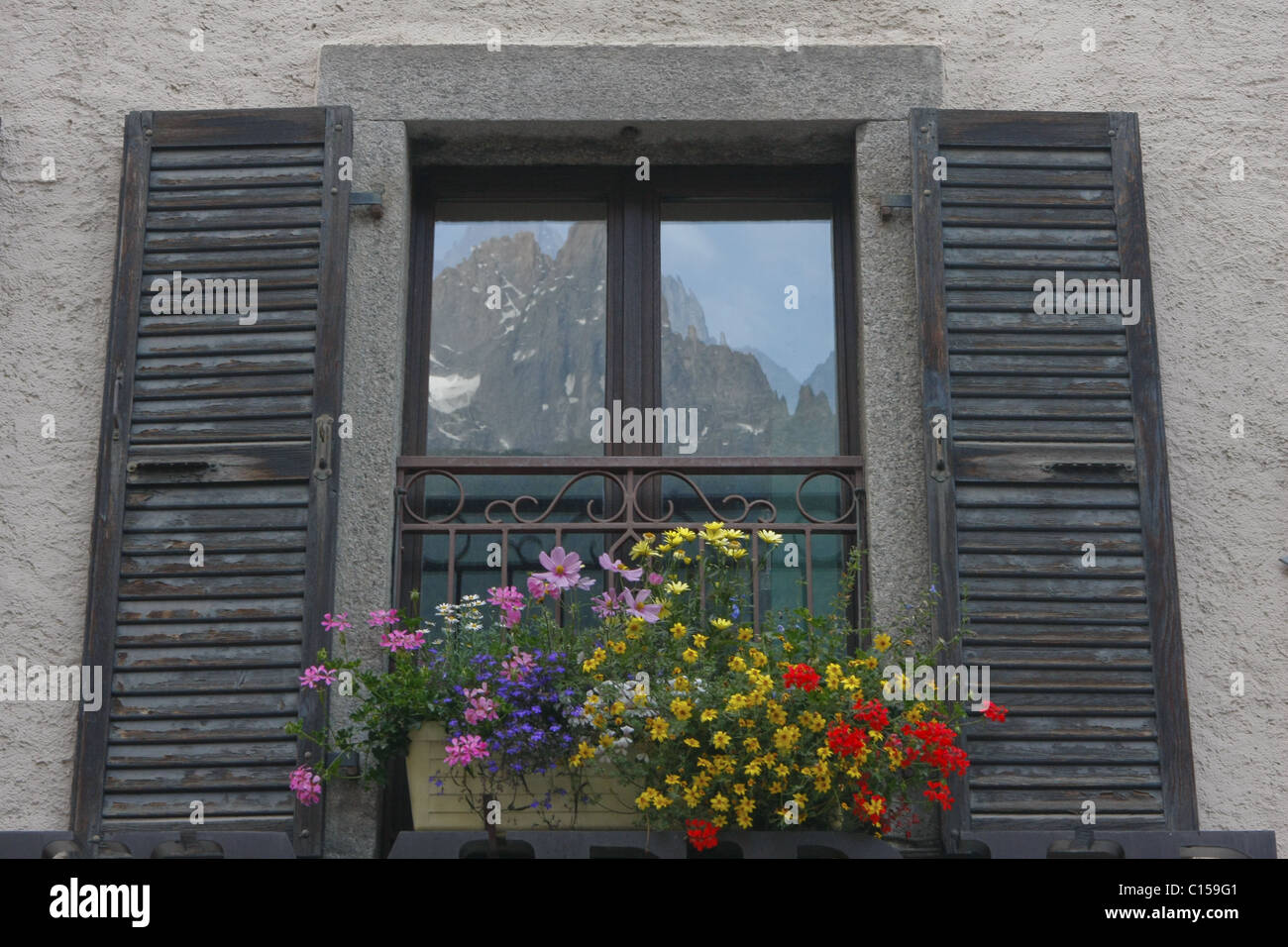 Relections der Alpen in der fensterläden eines Chalets. Stockfoto