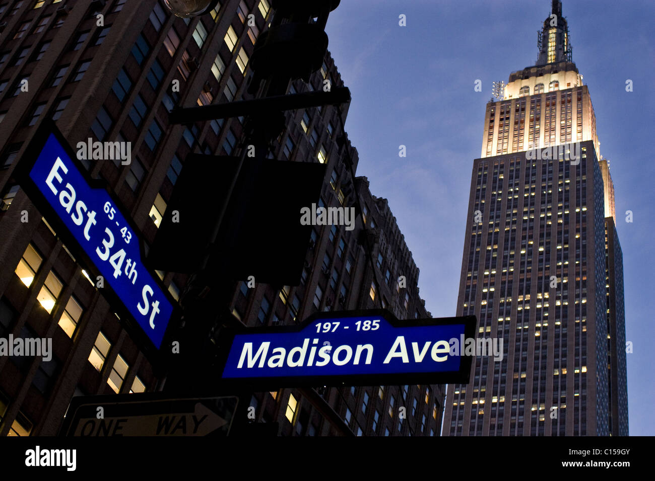 Empire State Building gesehen von der Madison Avenue in der Nacht Stockfoto