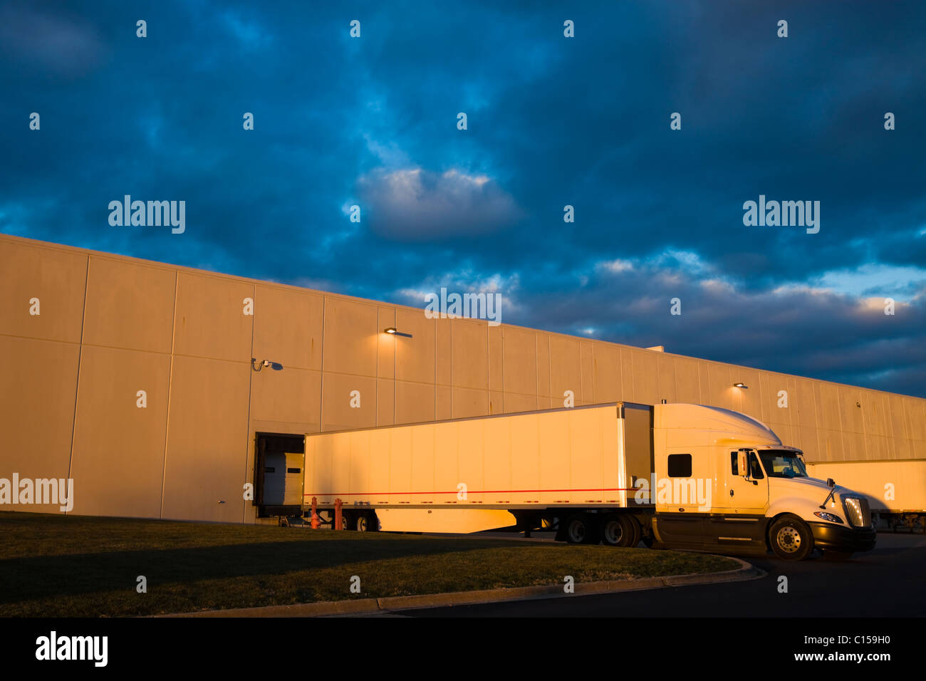 Sattelschlepper in die Ladezone Stockfoto Sattelschlepper in die Ladezone Stockfoto