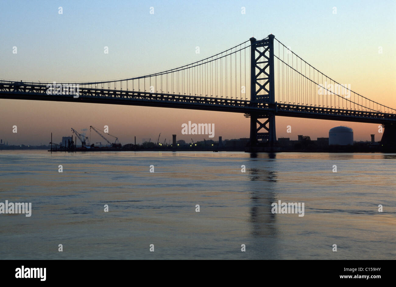 Benjamin Franklin Bridge in der Dämmerung Stockfoto