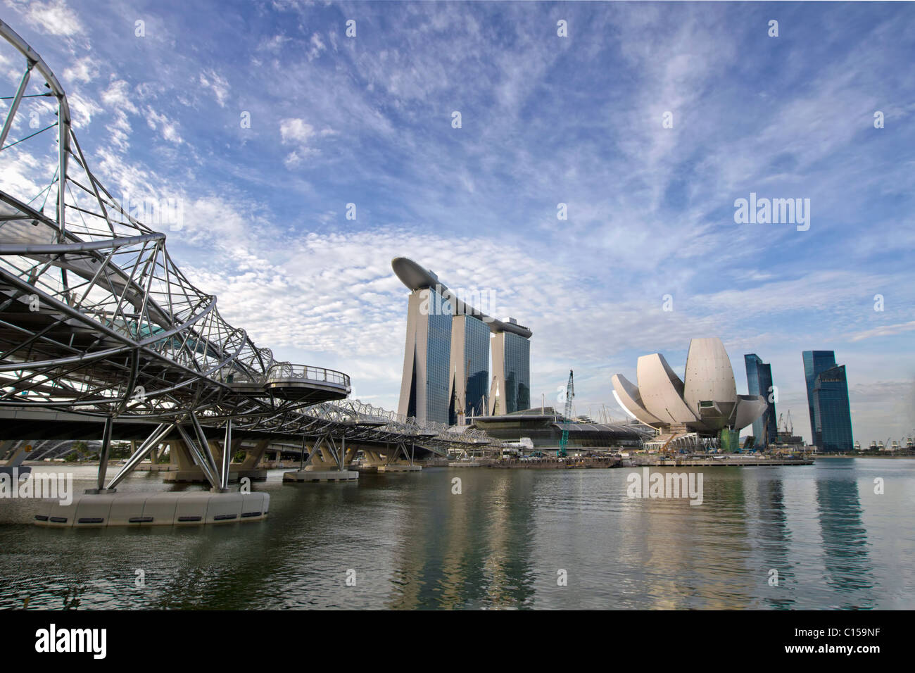 Skyline von Singapur mit Helix-Brücke über den River Stockfoto