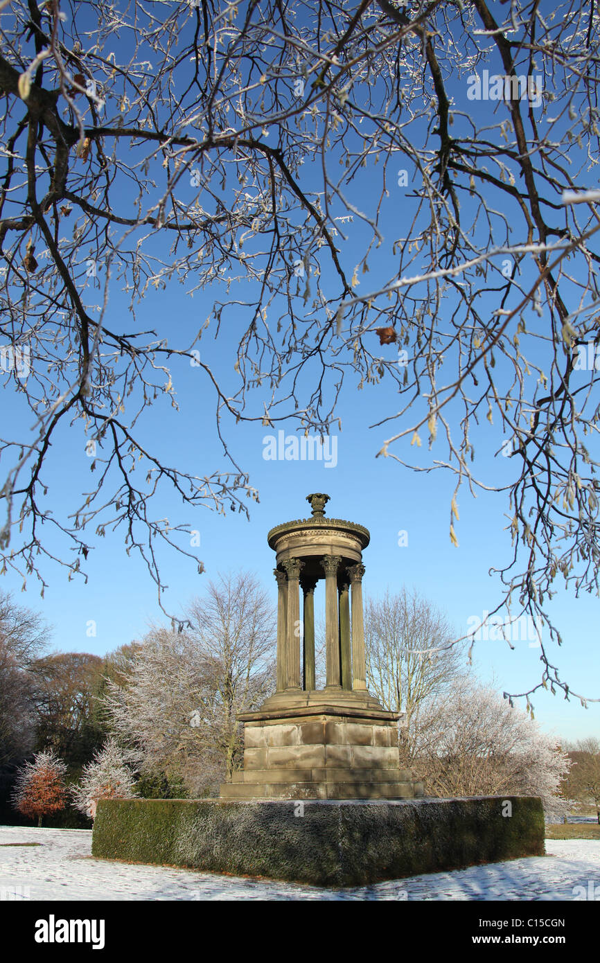 Nachlass von Tatton Park, England. Winter-Blick aus dem frühen 19. Jahrhundert gelegen Choragic Denkmal am Ende der breiten Fuß. Stockfoto