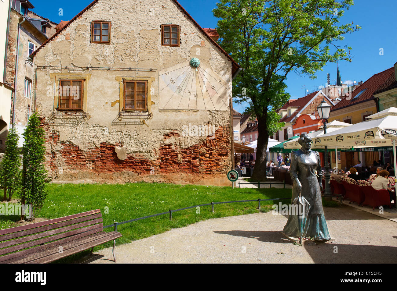 Statue der Schriftsteller Schriftstellerin Marija Jurić Zagorka (1873 – 1957) und Sonnenuhr in Ivana Tkalčića [Tkalča], Zagreb, Hrvatska Stockfoto