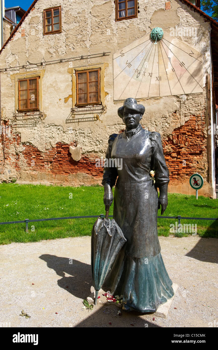 Statue der Schriftsteller Schriftstellerin Marija Jurić Zagorka (1873 – 1957) und Sonnenuhr in Ivana Tkalčića [Tkalča], Zagreb, Hrvatska Stockfoto
