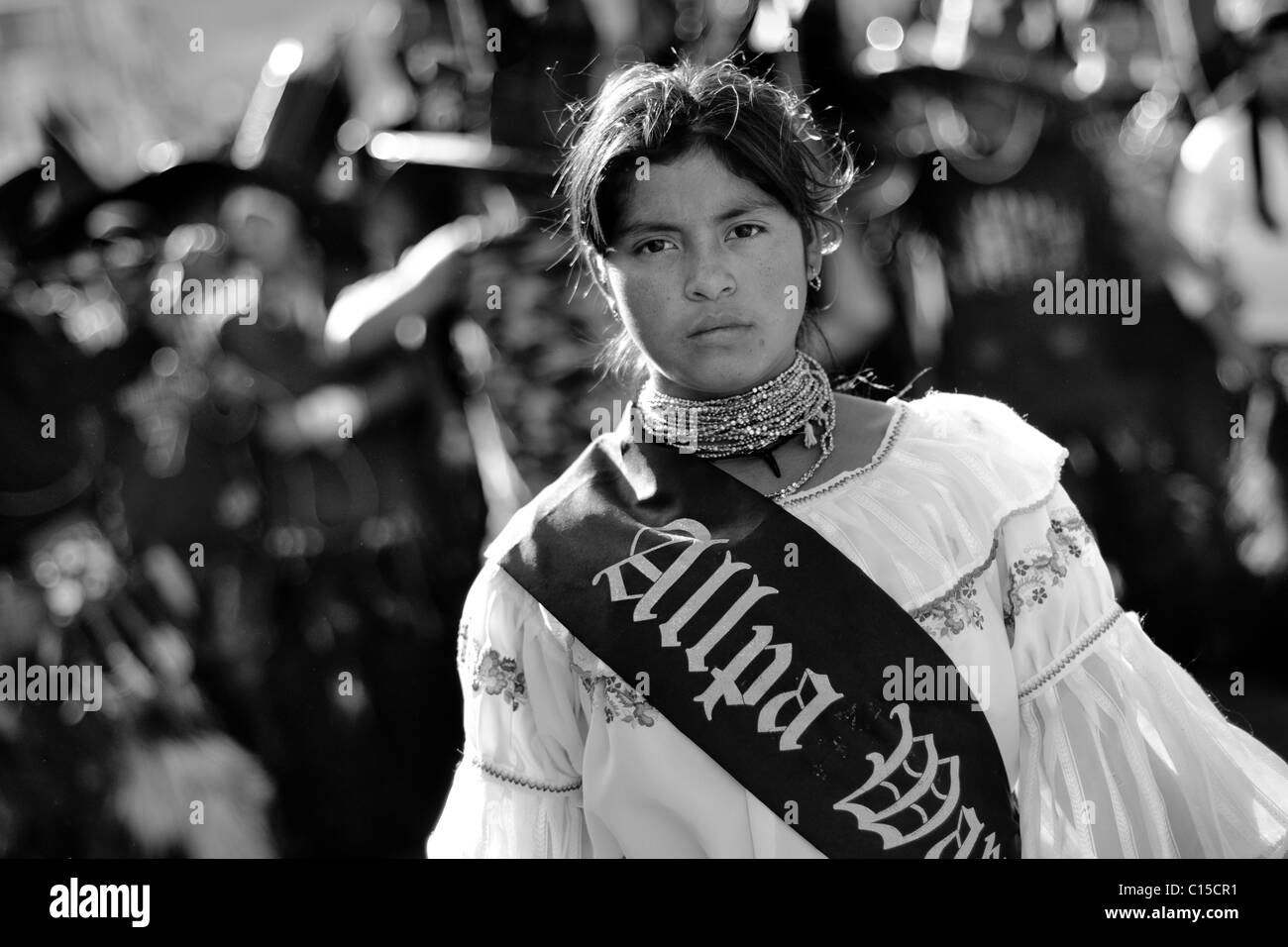 Ein indisches Mädchen, ein Beauty-Contest-Gewinner geht in die Prozession während der Festlichkeiten Inti Raymi (San Juan) in Ecuador. Stockfoto
