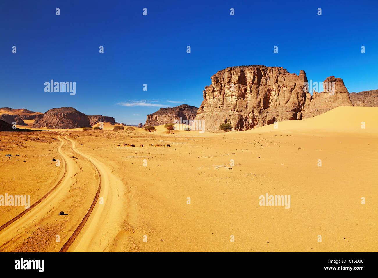 Wüstenlandschaft mit Felsen und blauem Himmel, Tadrart, Algerien Stockfoto